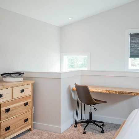 Mountain Dreams - Revelstoke Home Near Rmr Bagian luar foto